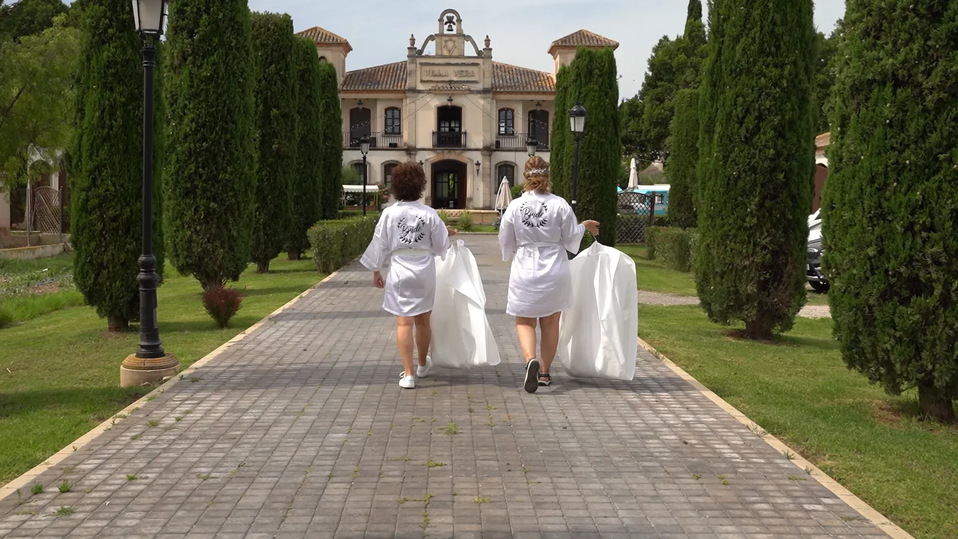 Novia caminando hacia la finca